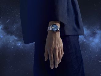 TUDOR-1926-Luna-blaues-Ziffernblatt-am-Arm-eines-Anzugträgers