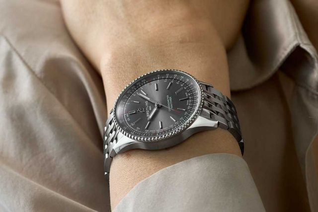 1x1 A17327381B1A1 Navitimer 36 GreySteel Wrist-Shot Ecom v2