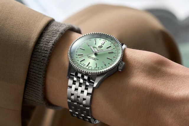 1x1 A17327361L1A1 Navitimer 36 GreenSteel Wrist-Shot Ecom