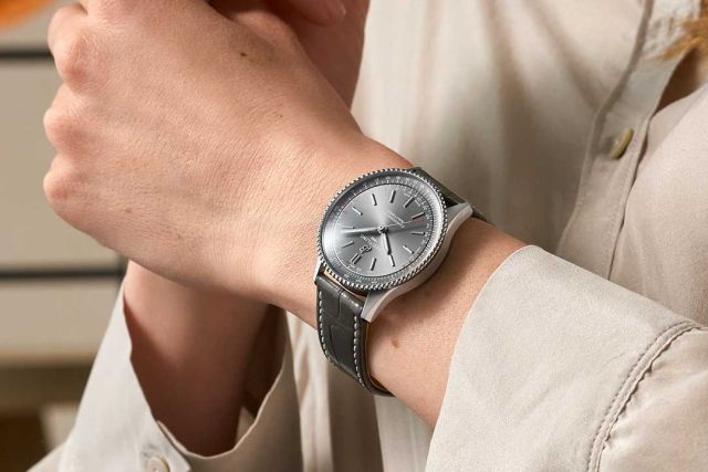 1x1 A17327381B1P1 Navitimer 36 GreyAlligator Wrist-Shot Ecom