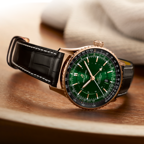 1x1 BR-Navitimer-41-GMT-BlakcLeather-Green-StillLife RVB RVB