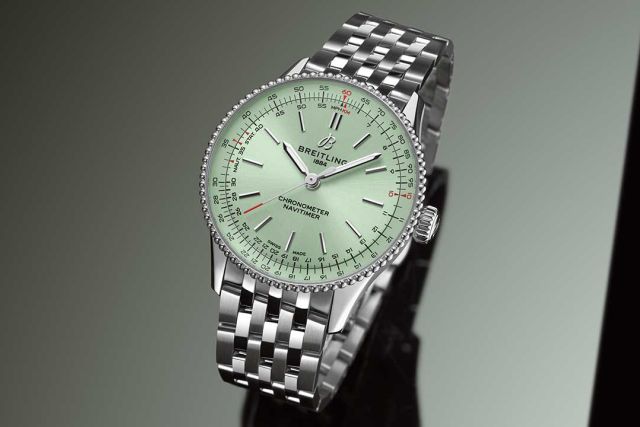 1x1 BR-Navitimer-CT-MOP Burgundy-36-Ambiance RVB