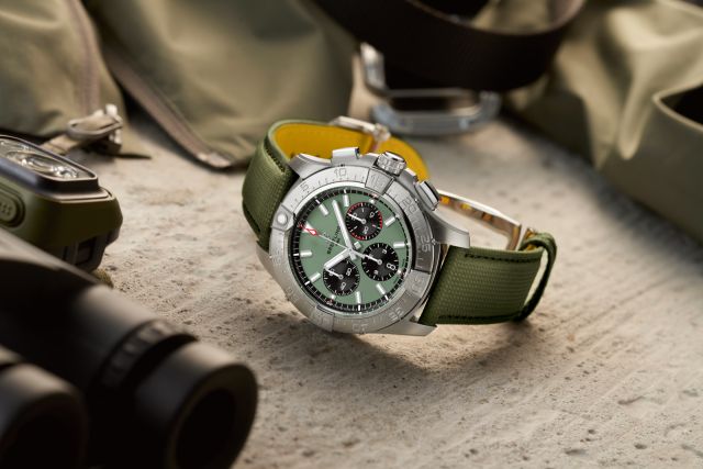 BR-AvengerB01-Chronograph-44-green-StillLife RVB