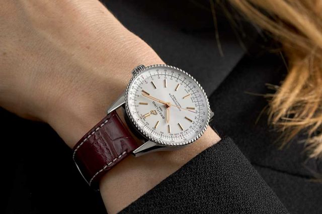 1x1 A77320E61A2P2 Navitimer 36 WhiteRedAlligator Wrist-Shot Ecom