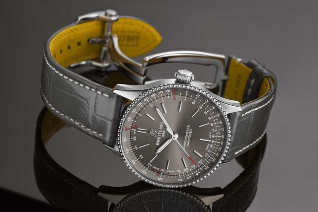 1x1 BR-Navitimer-CT-Grey-36-Ambiance RVB