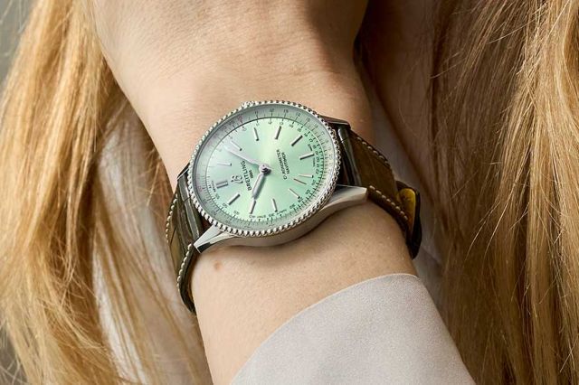 1x1 A17327361L1P1 Navitimer 36 GreenAlligator Wrist-Shot Ecom