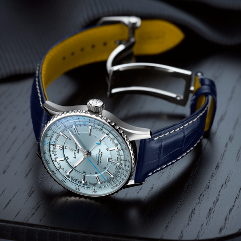 1x1 BR-Navitimer-41-GMT-StillLife RVB