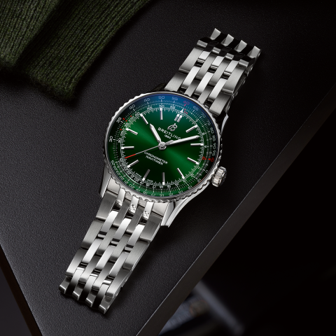 1x1 BR-Navitimer-41-automatic-SteelGreen-StillLife RVB